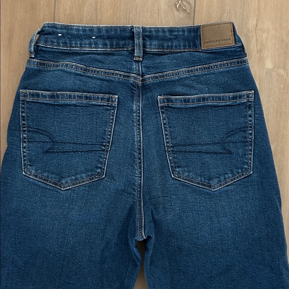 Like new - AMERICAN EAGLE Mom Jeans - Picture 8 of 13